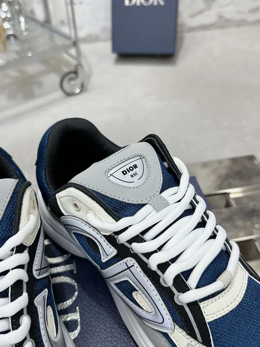 Men's men's shoes 💰600❤️❤️❤️High version Dior Dior's latest color matching B30 series reflective dad sneakers original 17380💰 purchased for development and production Brand new B30 sneakers Dad Shoes style shoes that follow the trend of the retro market The Dior logo on the tongue also indicates that this pair of shoes is the B30 model! B30 uses fine-textured leather and mesh cloth materials to form a shoe body. There are conspicuous letters CD on both sides of the shoe body to indicate identity. Many lines on the shoe body outline details to make the shoes look less monotonous and full of retro flavor. The delivery counter is exquisitely packaged🛍📦 ▪️Fabric: Original customized technical fabric + mesh ▪️Inner lining: Customized breathable lining ▪️Outsole: Original molded IP foam + TPU outsole ▪️Sole thickness: 3.5CM ▪️Size: Women’s size 35-40 / Men’s size 39-46